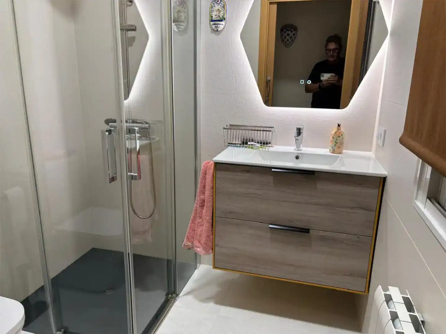 Badezimmer von Erdgeschoss zum Verkauf in Plasencia mit Klimaanlage und Schwimmbad