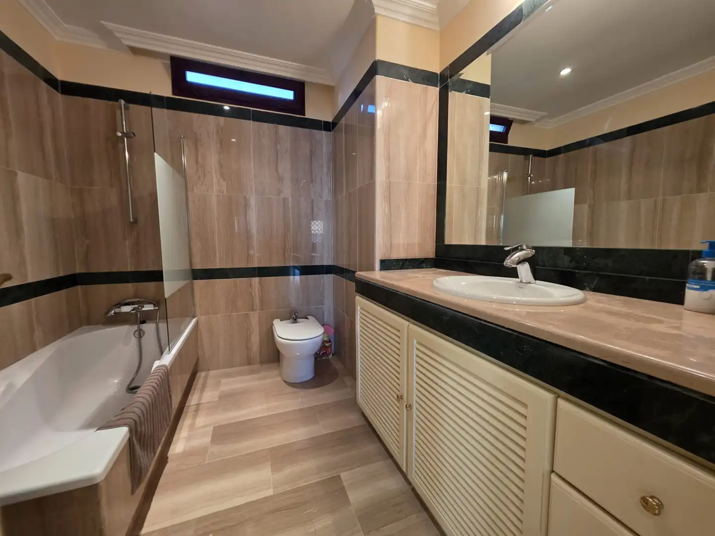 Bany de Pis en venda en Benalmádena amb Aire condicionat, Terrassa i Traster
