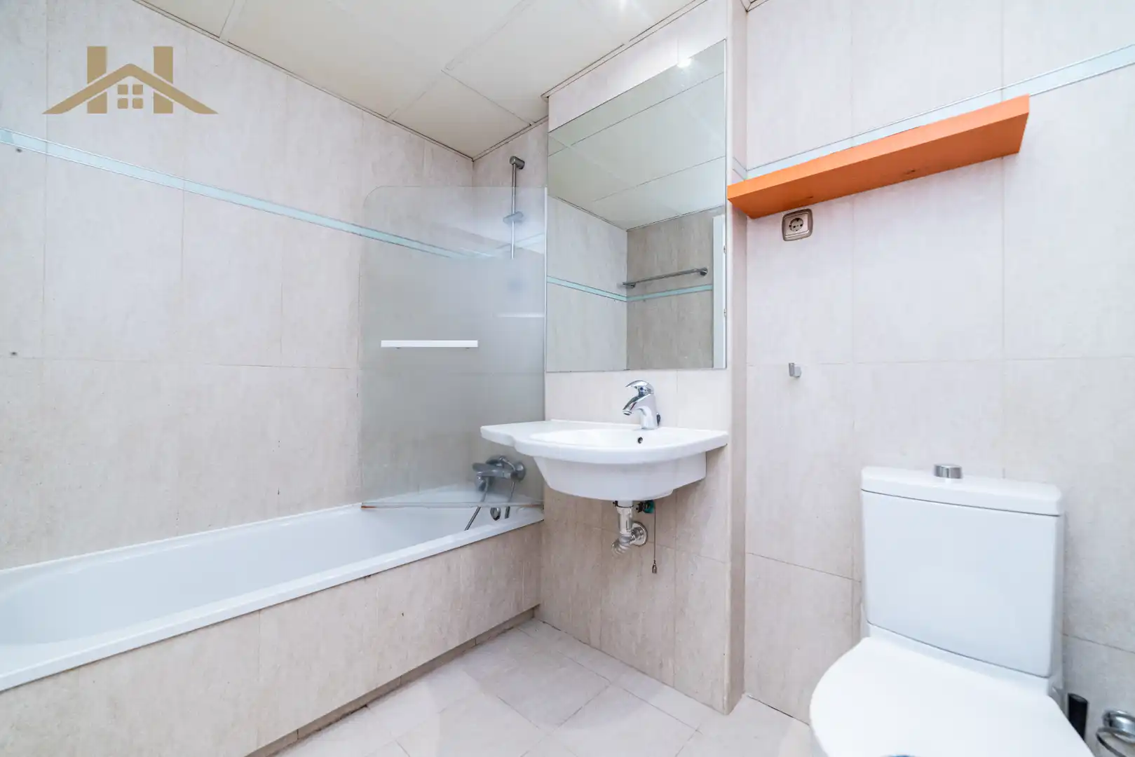 Bathroom of Flat for sale in Madrid  with Air Conditioner, Private garden and Storage room