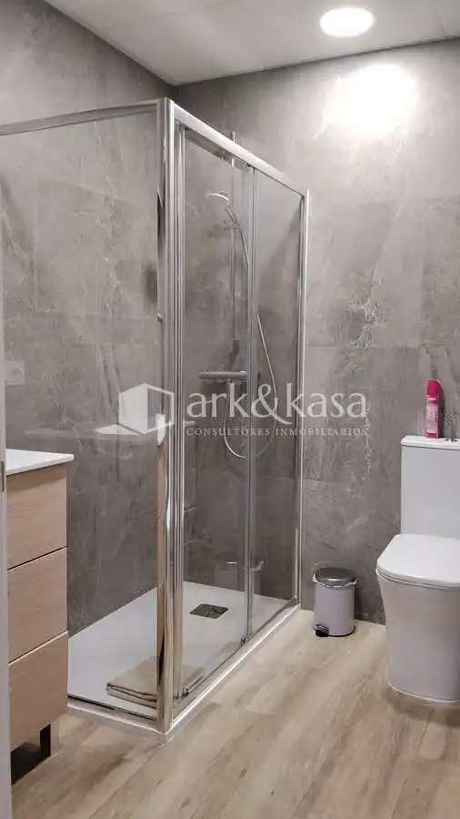 Baño de Apartamento en venta en Valencia con Aire acondicionado, Amueblado y Horno