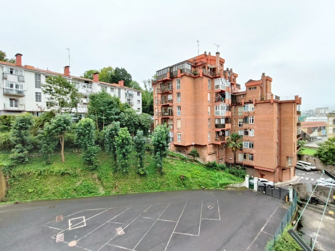 Vista exterior de Pis en venda en Donostia - San Sebastián  amb Calefacció i Balcó