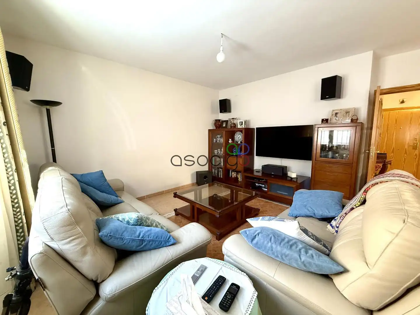 Sala de estar de Casa adosada en venta en Cabanillas del Campo con Aire acondicionado, Calefacción y Jardín privado