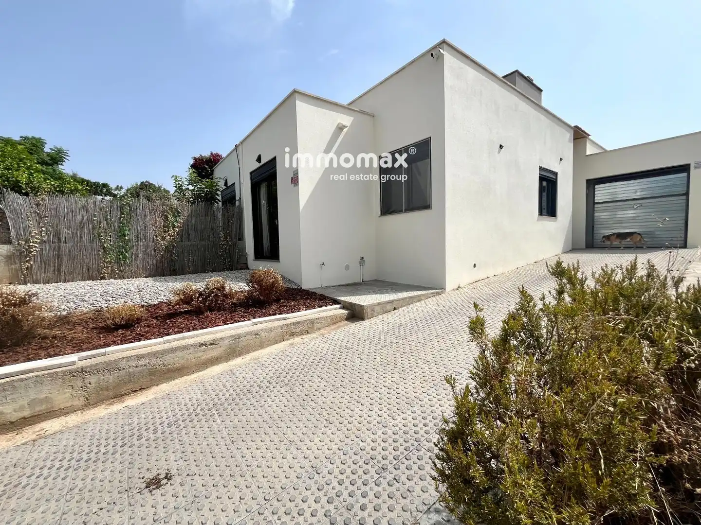 Vista exterior de Casa o xalet en venda en Vilanova i la Geltrú amb Aire condicionat, Calefacció i Jardí privat