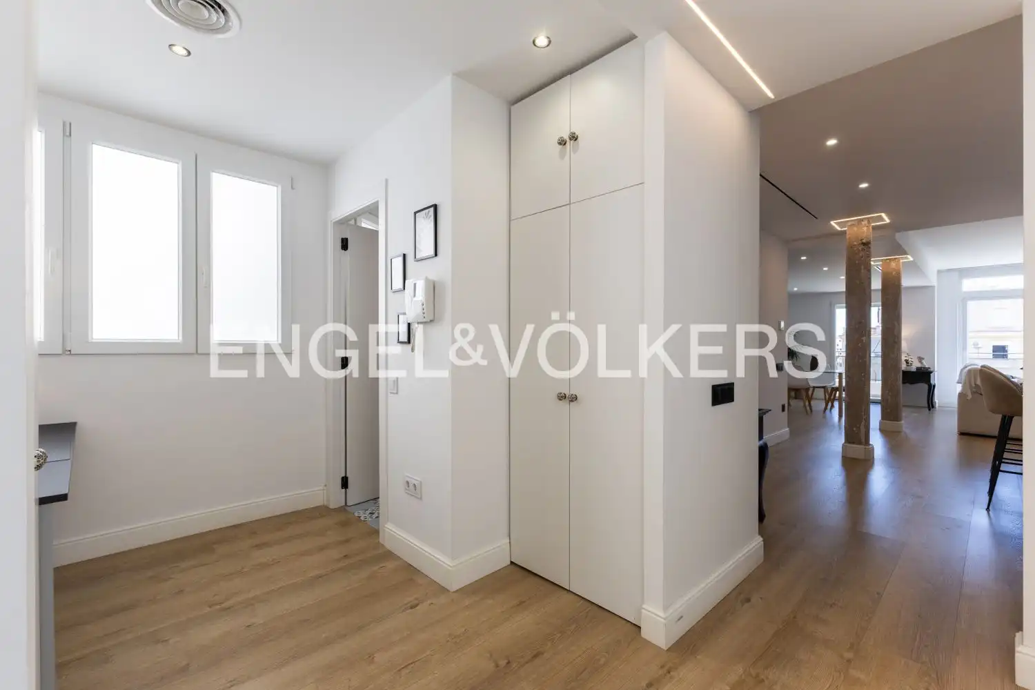 Flat for sale in Valencia  with Air Conditioner, Heating and Balcony