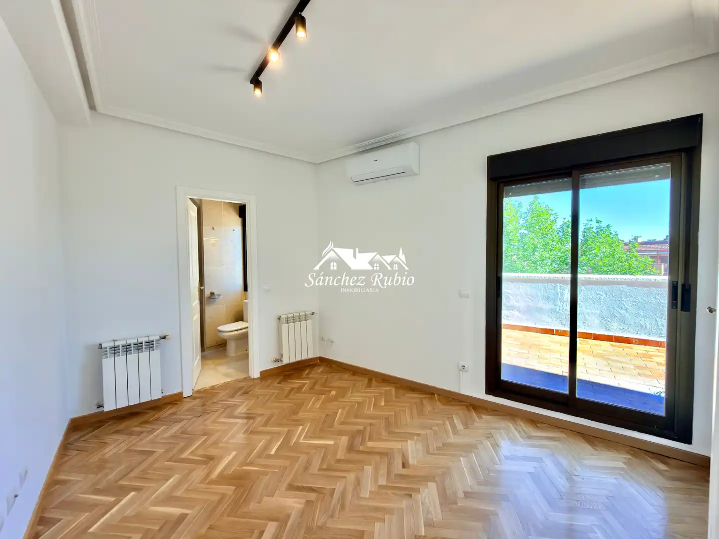 Bedroom of Attic for rent in Las Rozas de Madrid  with Air Conditioner, Heating and Parquet flooring