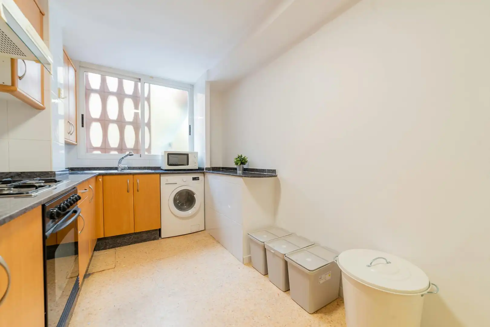 Kitchen of Flat for share in Valencia  with Furnished, Washing machine and TV