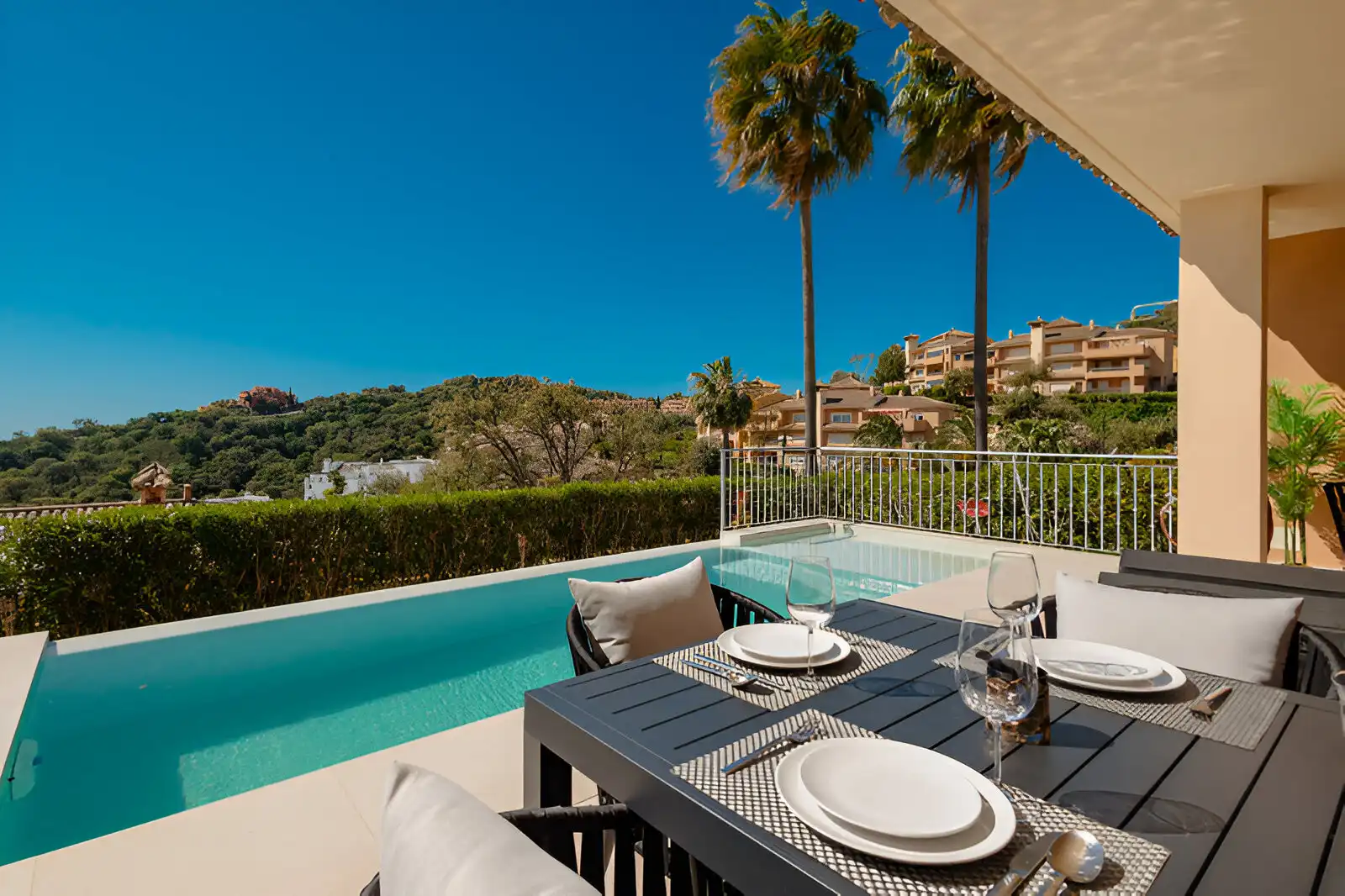 Terrasse von Erdgeschoss zum Verkauf in Marbella mit Klimaanlage, Privatgarten und Terrasse