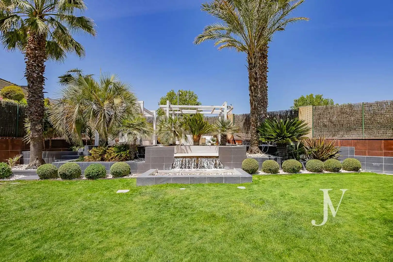 Terrasse von Einfamilien-Reihenhaus zum Verkauf in Pozuelo de Alarcón mit Klimaanlage, Heizung und Privatgarten