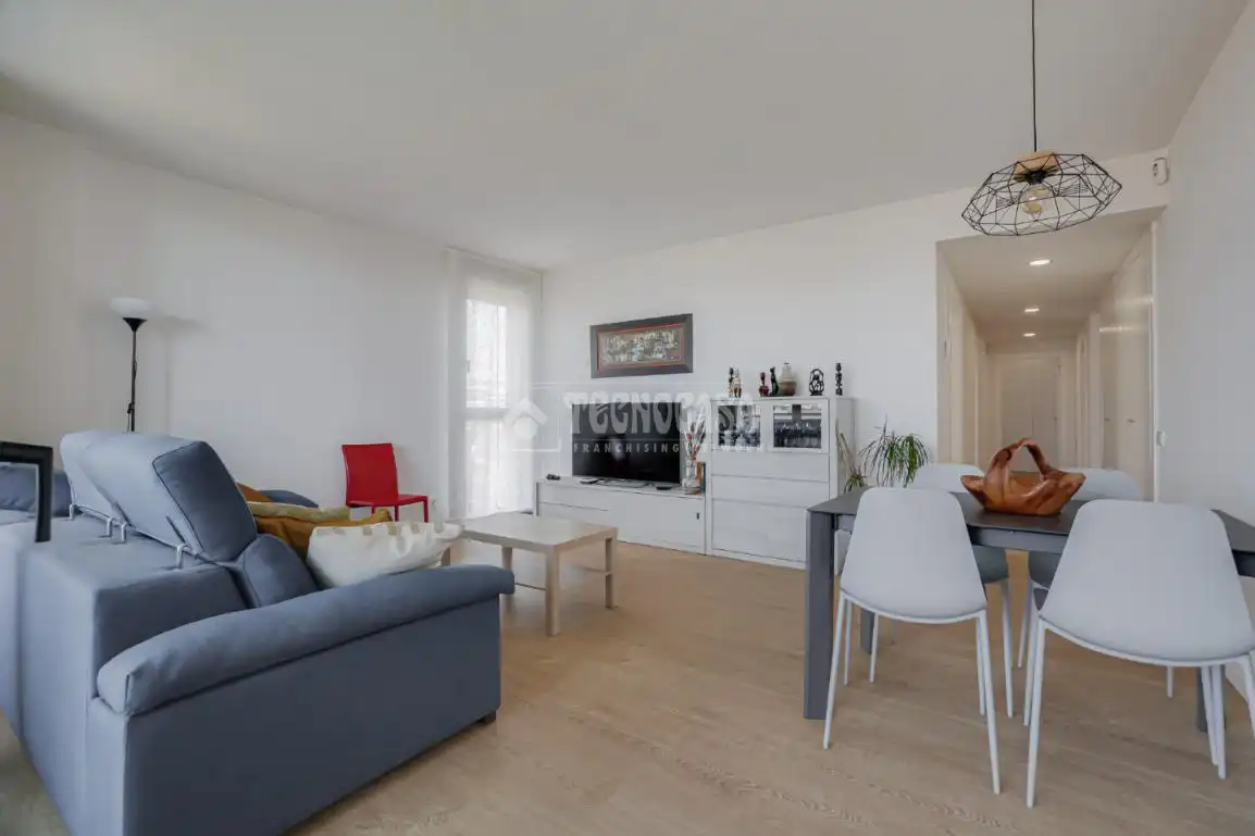 Sala de estar de Piso en venta en L'Hospitalet de Llobregat con Balcón