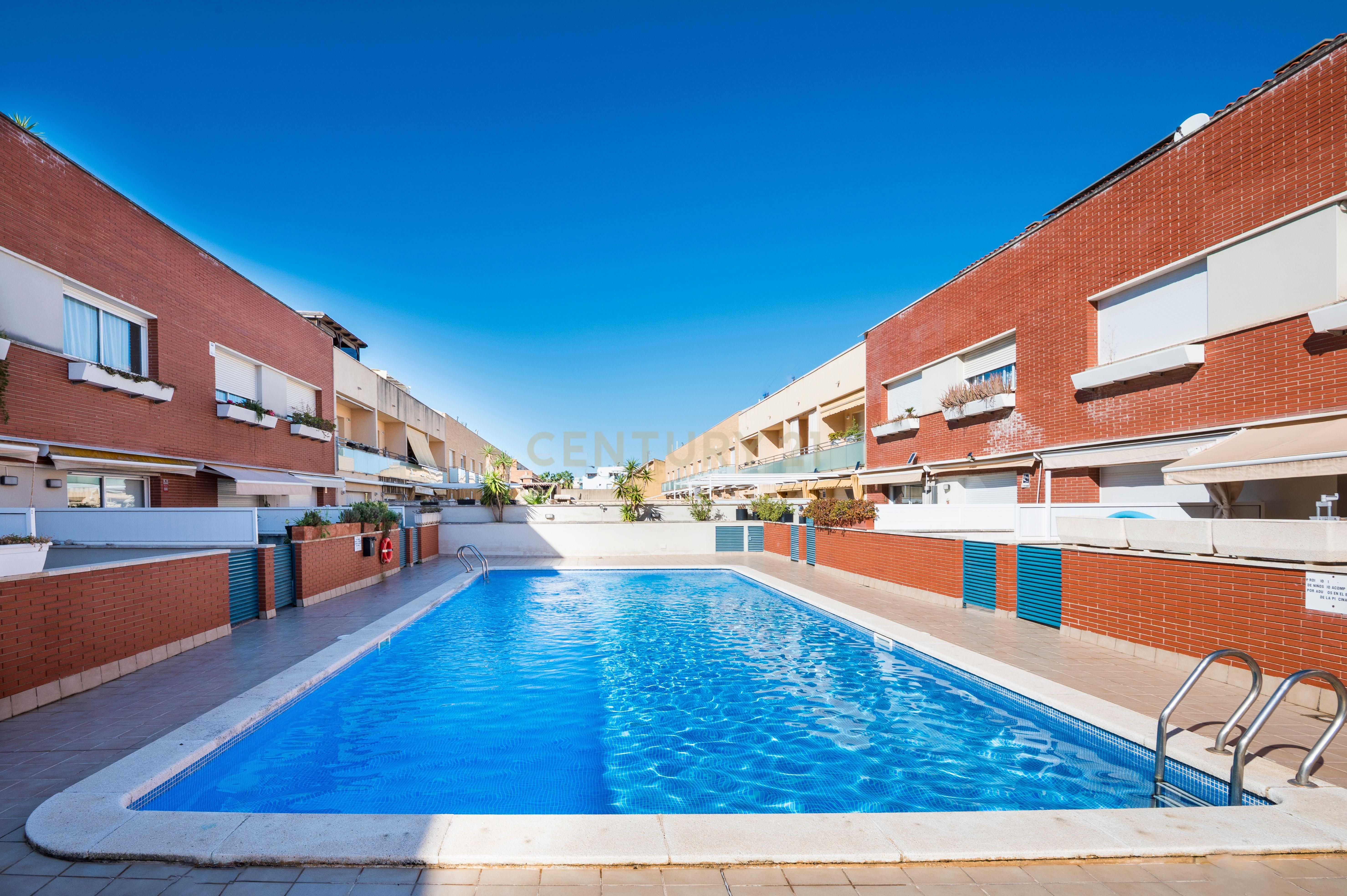 Piscina de Casa adosada en venda en Cubelles amb Aire condicionat, Traster i Piscina comunitària