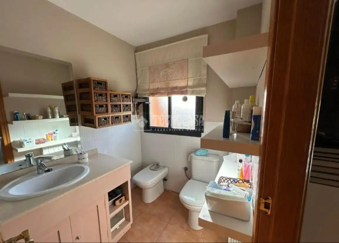 Baño de Casa adosada en venta en Baeza con Aire acondicionado, Calefacción y Piscina