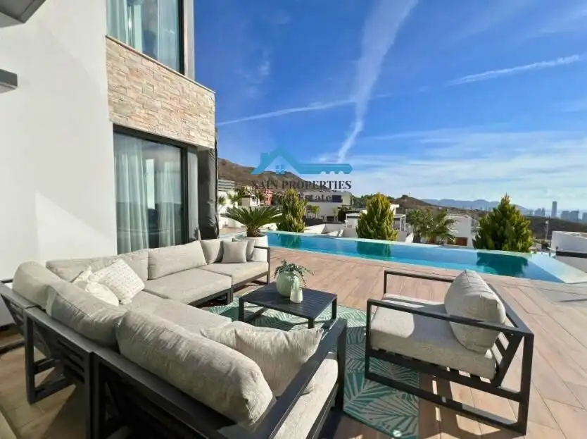 Chalet con terraza en venta en Golf Bahía