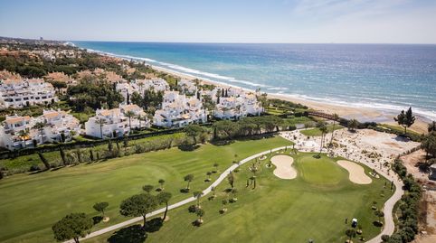 Este apartamento de lujo en Los Monteros Palm Beach, frente al mar, ofrece una experiencia residencial inigualable con vistas pano