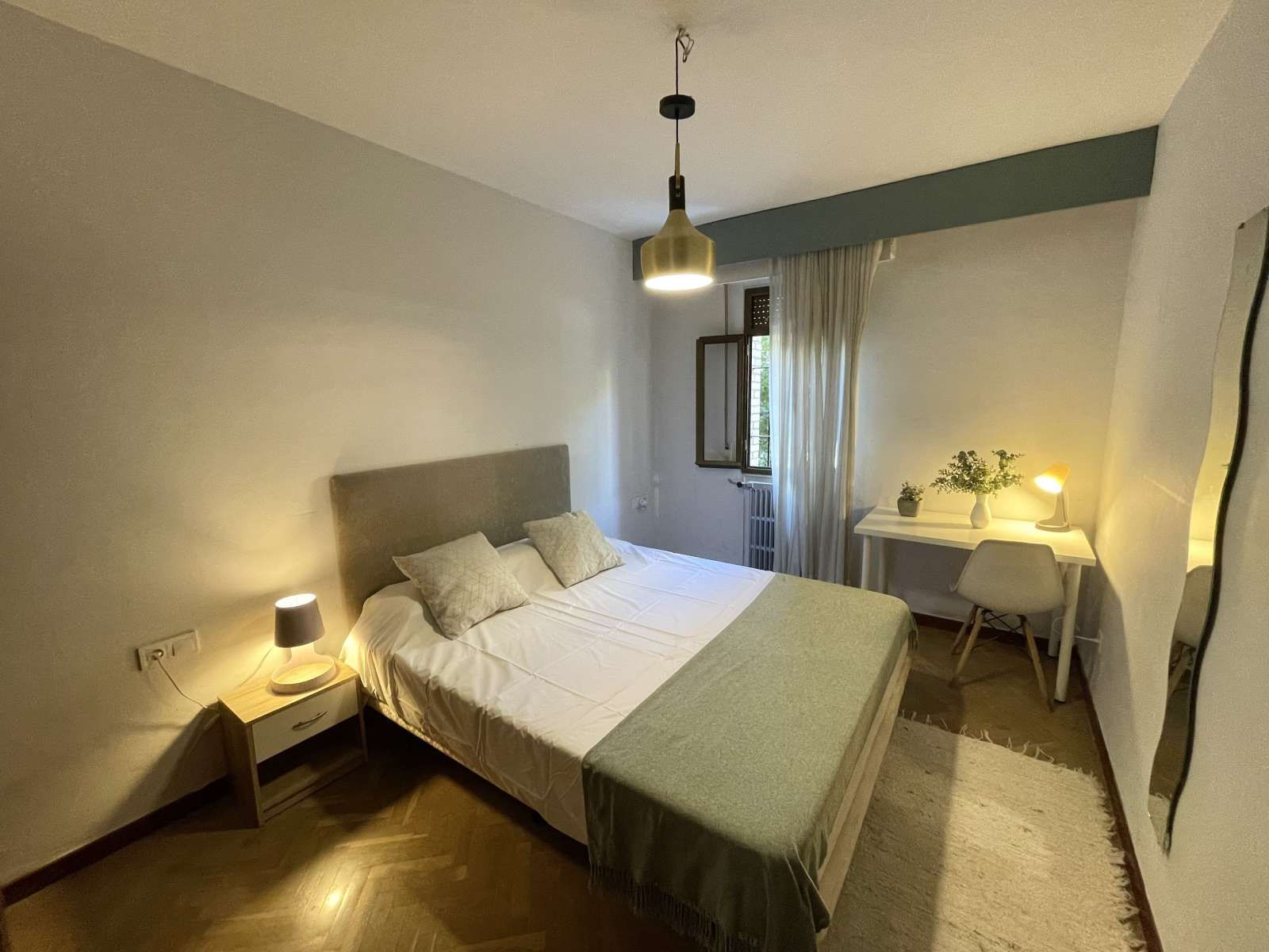 Bedroom of Flat to share in  Sevilla Capital  with Air Conditioner and Terrace