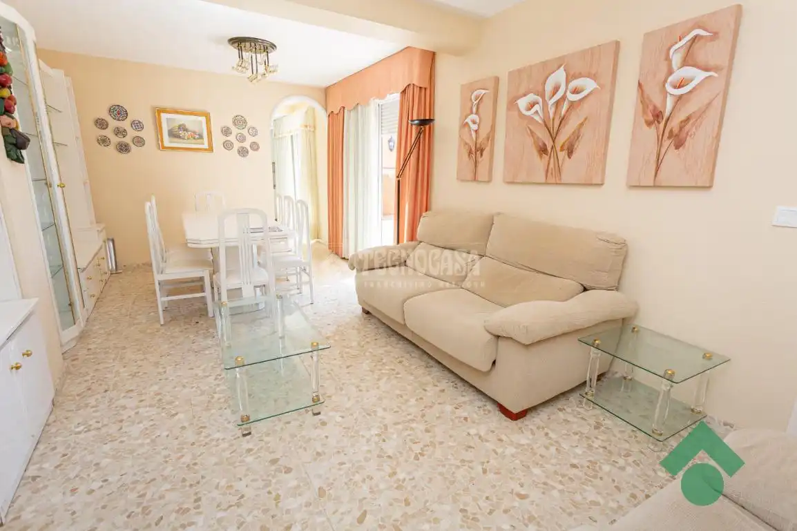 Sala de estar de Piso en venta en Algeciras con Amueblado y Piscina comunitaria