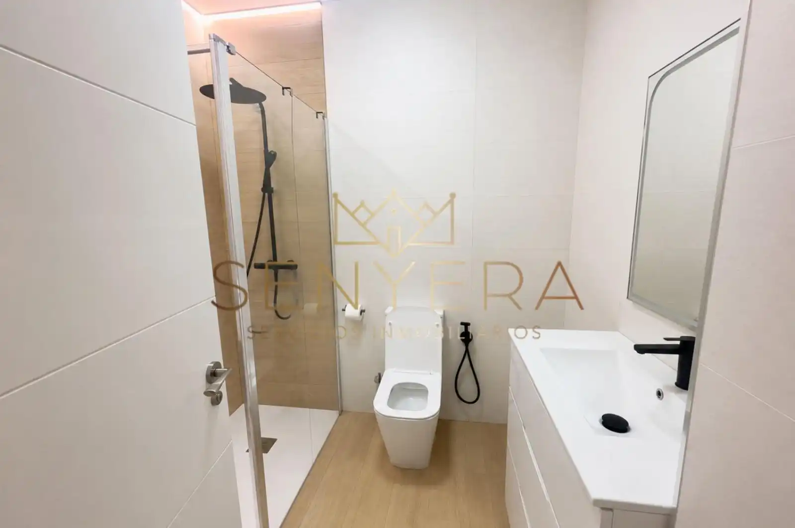 Badezimmer von Erdgeschoss zum Verkauf in Valencia mit Klimaanlage, Terrasse und Abstellraum