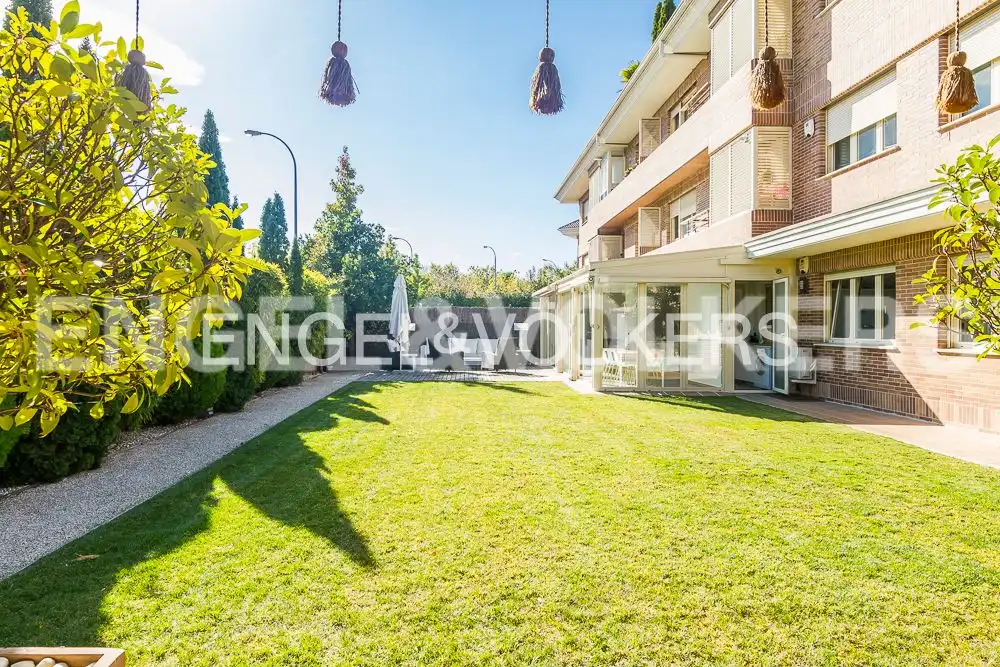 Terrassa de Pis de lloguer en Madrid amb Aire condicionat, Calefacció i Jardí privat