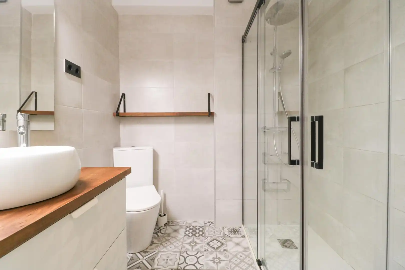 Bathroom of Flat for sale in Vilanova i la Geltrú  with Air Conditioner, Parquet flooring and Balcony