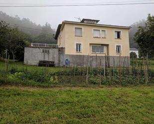 Vista exterior de Casa o xalet en venda en El Franco  amb Jardí privat, Terrassa i Balcó