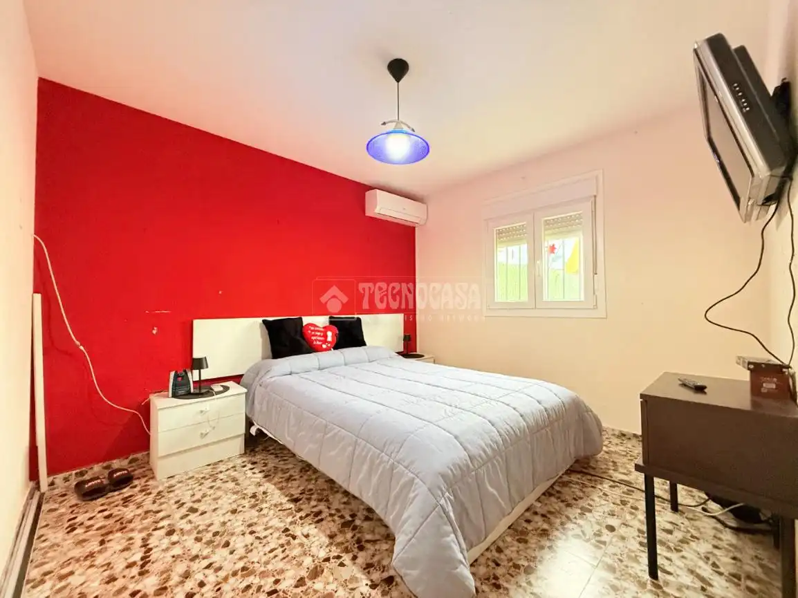 Schlafzimmer von Haus oder Chalet zum Verkauf in Cedillo del Condado mit Klimaanlage, Heizung und Privatgarten