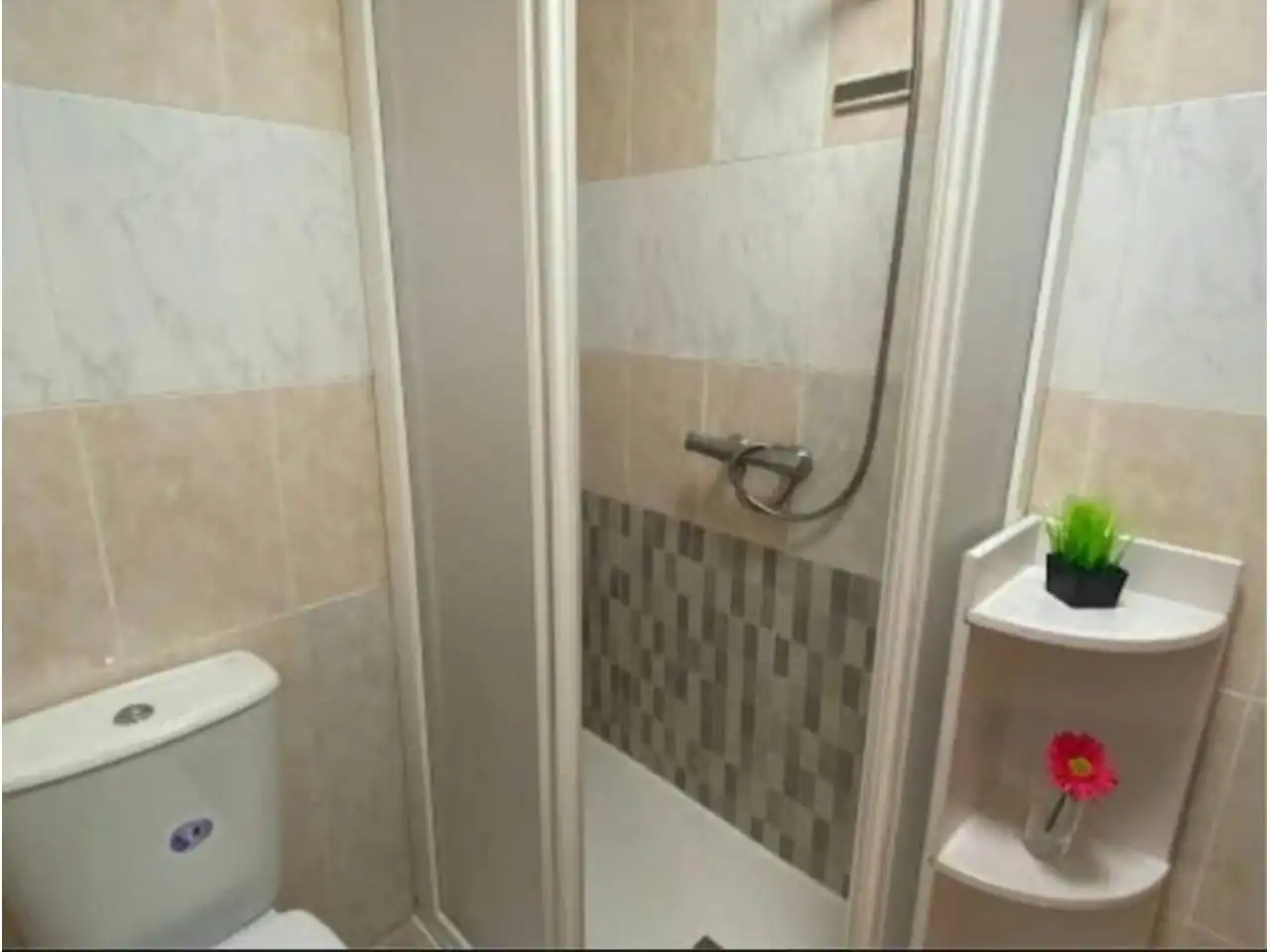 Bathroom of Flat for rent in Burgos  with Heating, Parquet flooring and Terrace
