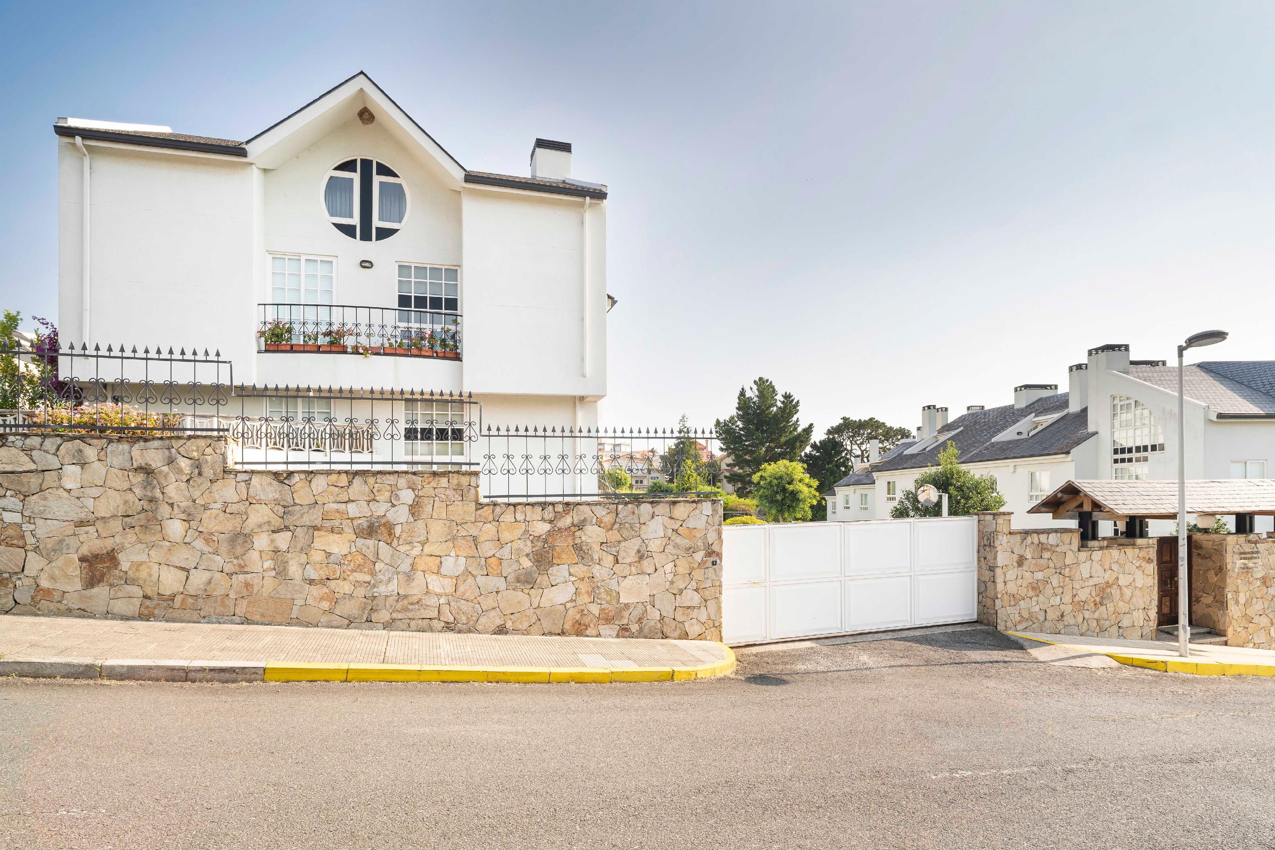 Vista exterior de Casa o xalet en venda en A Coruña Capital  amb Calefacció, Jardí privat i Parquet