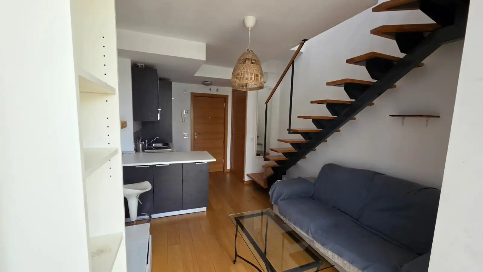 Sala de estar de Apartamento en venta en Madrid con Trastero, Amueblado y Balcón
