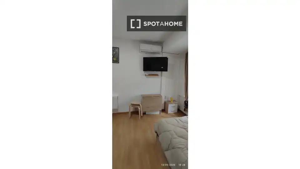 Bedroom of Study for share in Madrid  with Air Conditioner, Terrace and Furnished