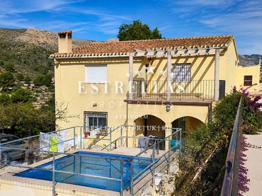 Maison rustique avec piscine à vendre à Relleu