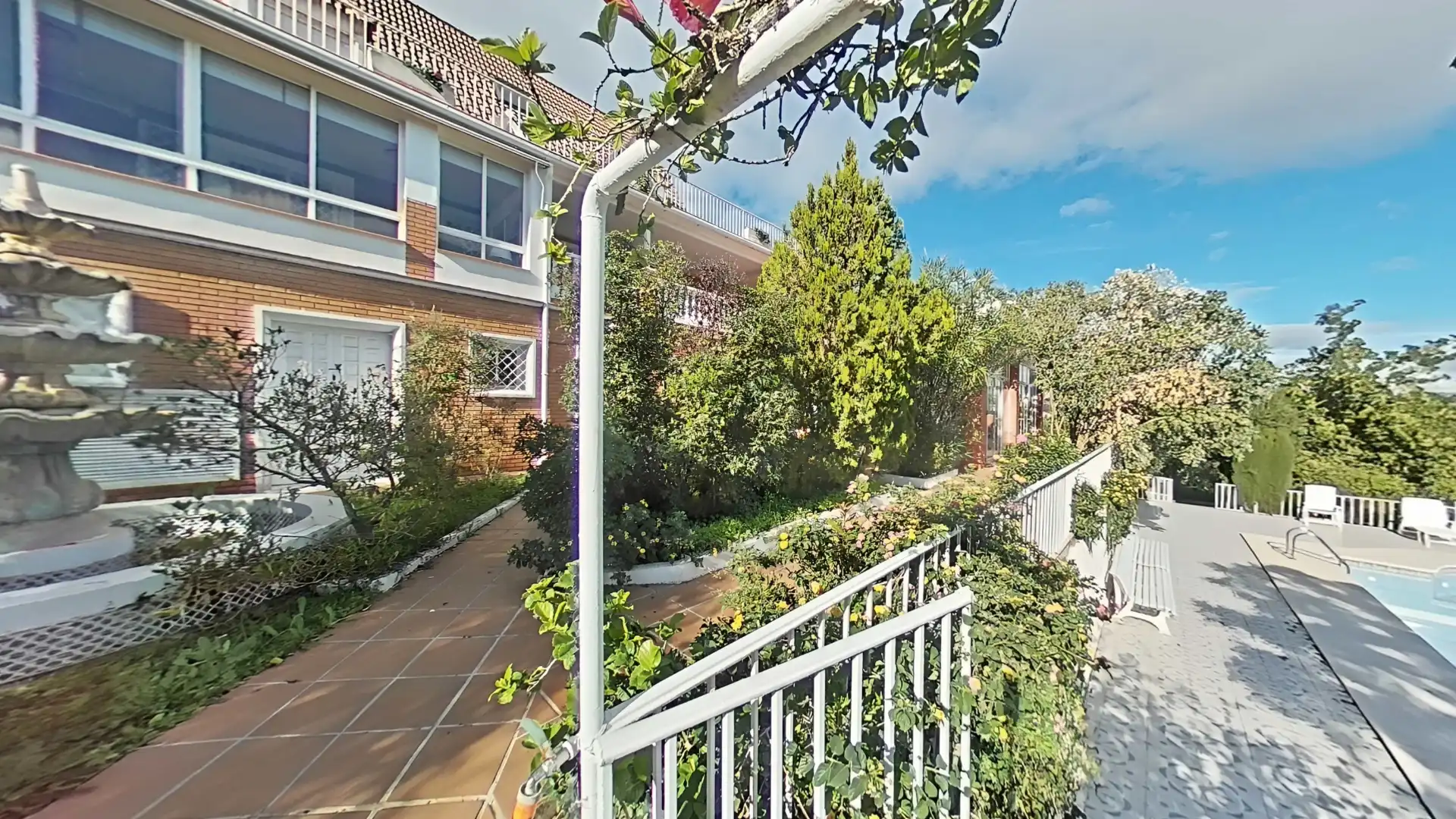 Vista exterior de Casa o xalet en venda en Alhaurín de la Torre amb Aire condicionat, Calefacció i Jardí privat