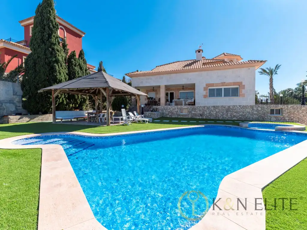 Piscina de Casa o xalet en venda en Alicante / Alacant amb Aire condicionat, Jardí privat i Piscina