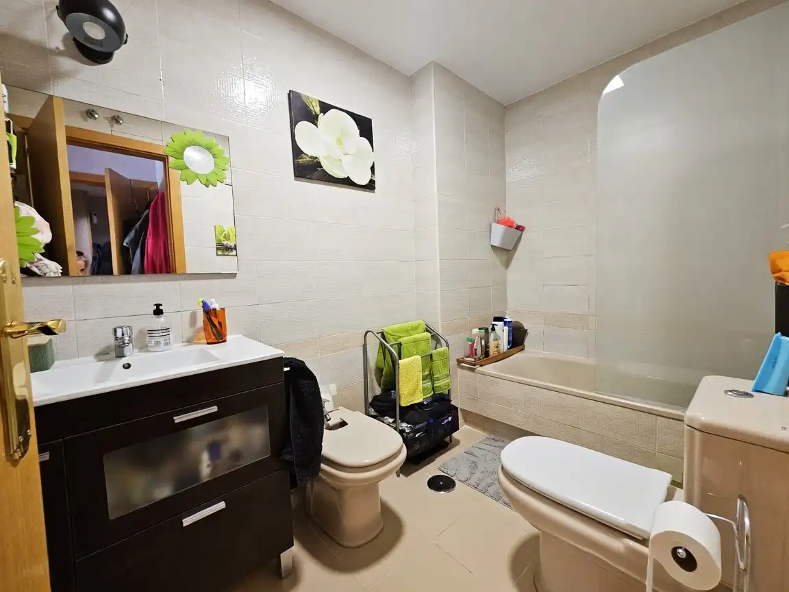 Baño de Piso en venta en Parla con Aire acondicionado, Calefacción y Jardín privado