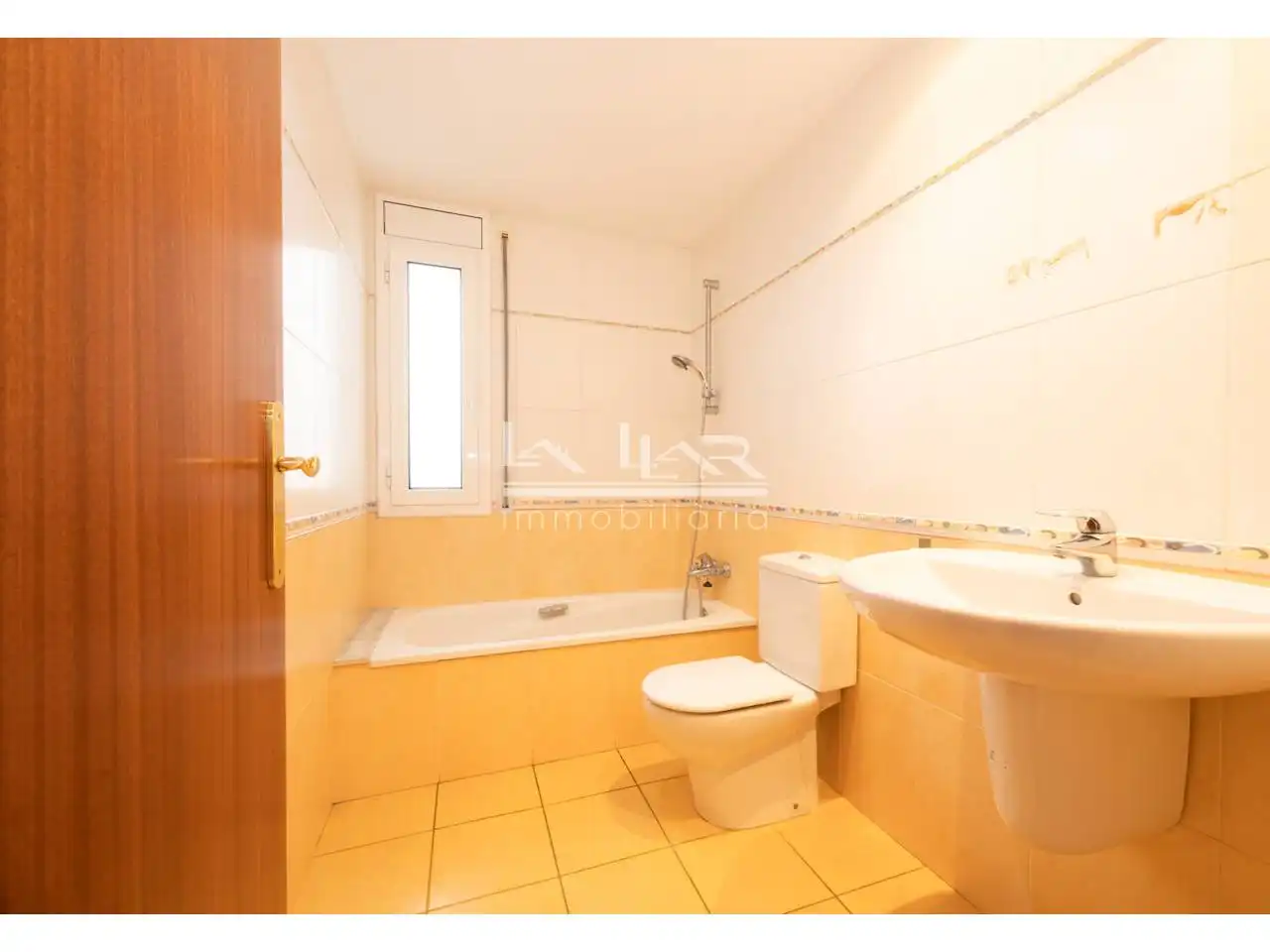 Baño de Ático en venta en Vic con Calefacción, Terraza y Trastero