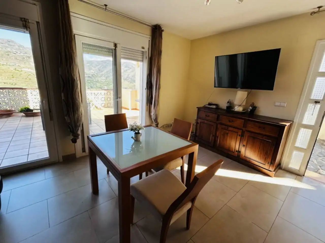 Esszimmer von Einfamilien-Reihenhaus zum Verkauf in Almuñécar mit Klimaanlage, Heizung und Terrasse
