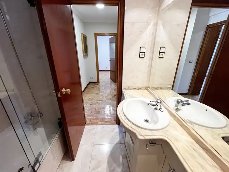 Bathroom of Flat for rent in Madrid  with Air Conditioner, Heating and Parquet flooring