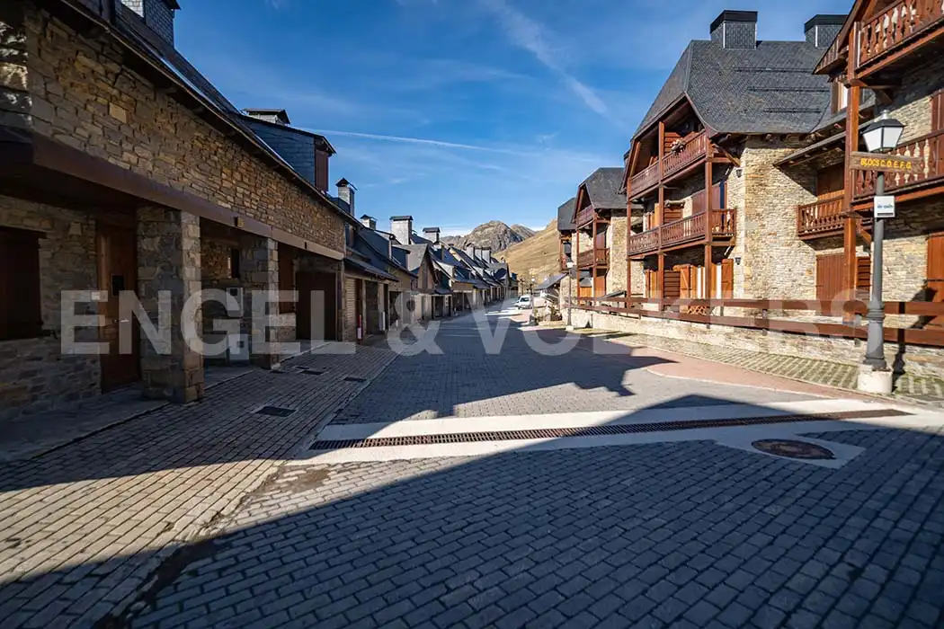 Vista exterior de Casa adosada en venda en Naut Aran amb Calefacció, Moblat i Forn