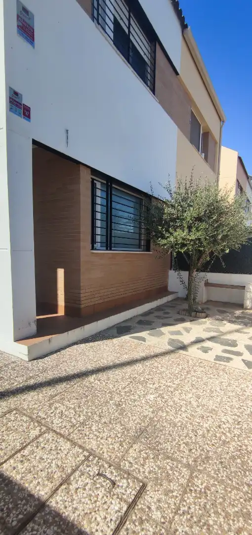Vista exterior de Casa adosada en venda en Benacazón amb Aire condicionat, Moblat i Internet