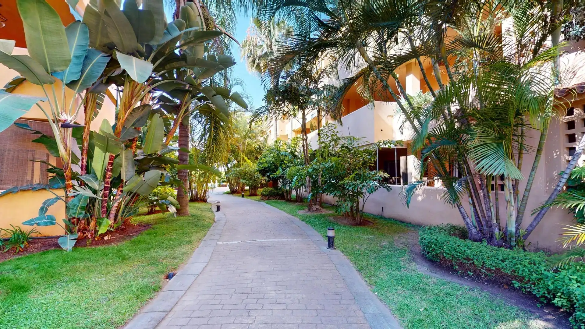 Vista exterior de Pis en venda en Marbella amb Jardí privat, Terrassa i Balcó