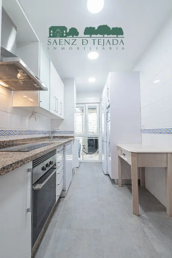 Kitchen of Flat for rent in Sevilla  with Air Conditioner, Storage room and Oven