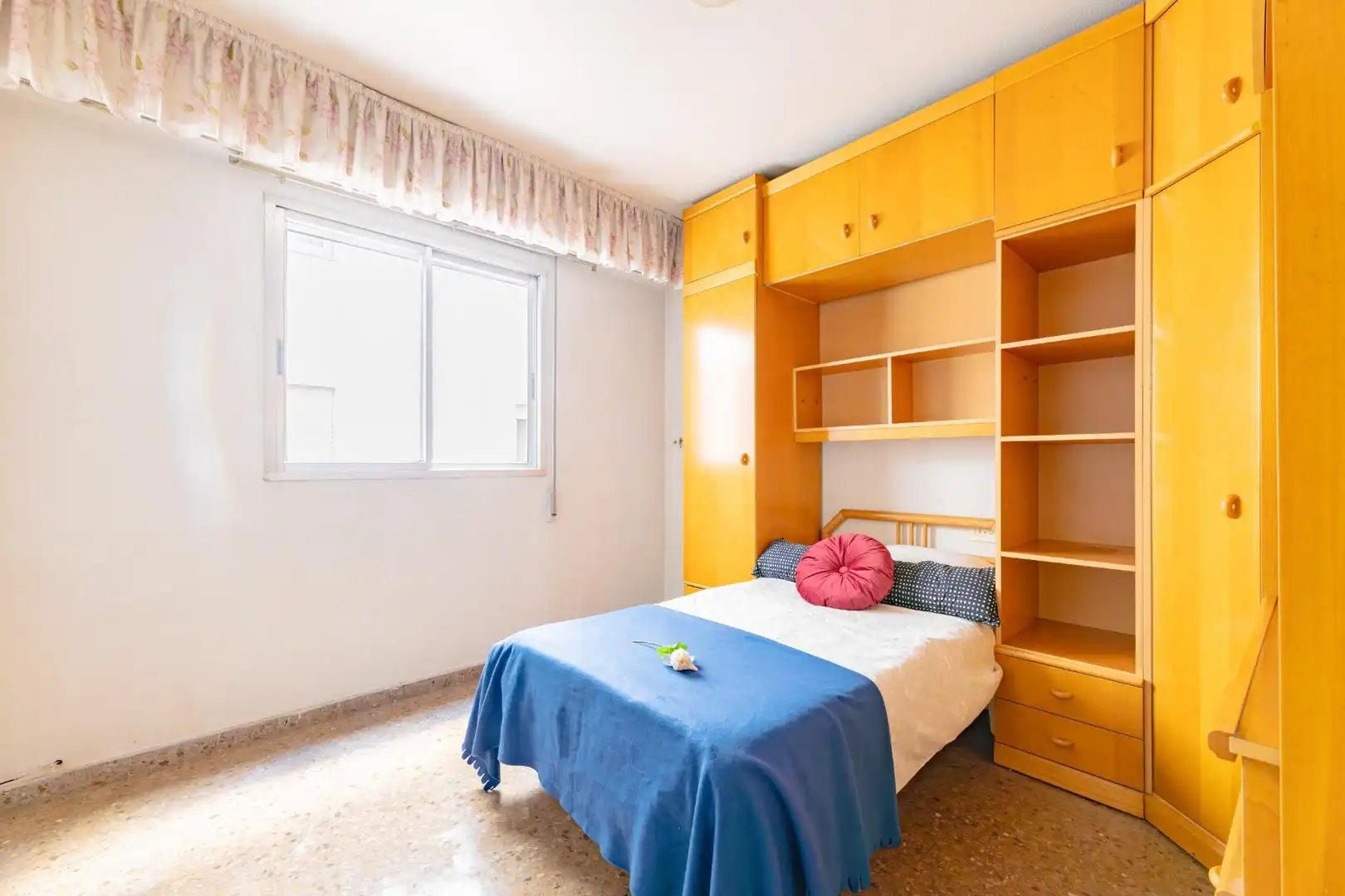 Habitación de Piso en venta en Valencia con Trastero, Balcón y Alarma