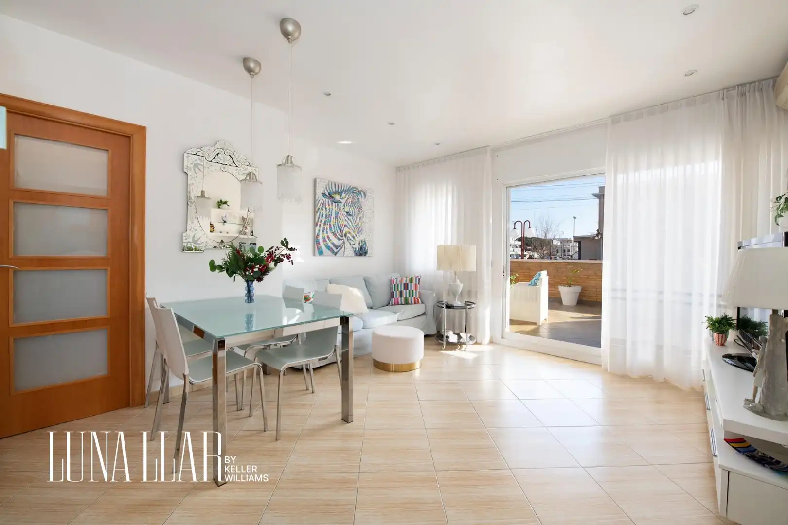Sala de estar de Planta baja en venta en Castelldefels con Aire acondicionado, Terraza y Piscina comunitaria