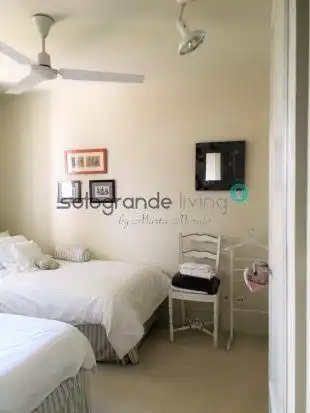 Sala de estar de Casa adosada de alquiler en Sotogrande con Aire acondicionado, Jardín privado y Terraza