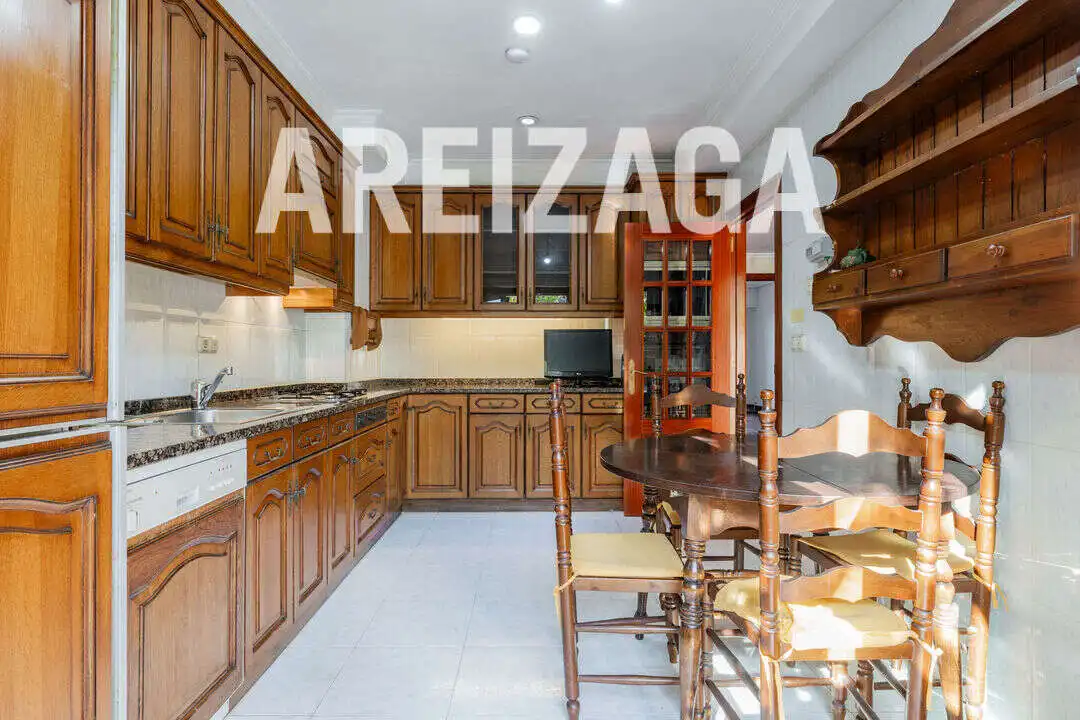 Cuina de Casa o xalet en venda en Donostia - San Sebastián  amb Calefacció, Jardí privat i Terrassa