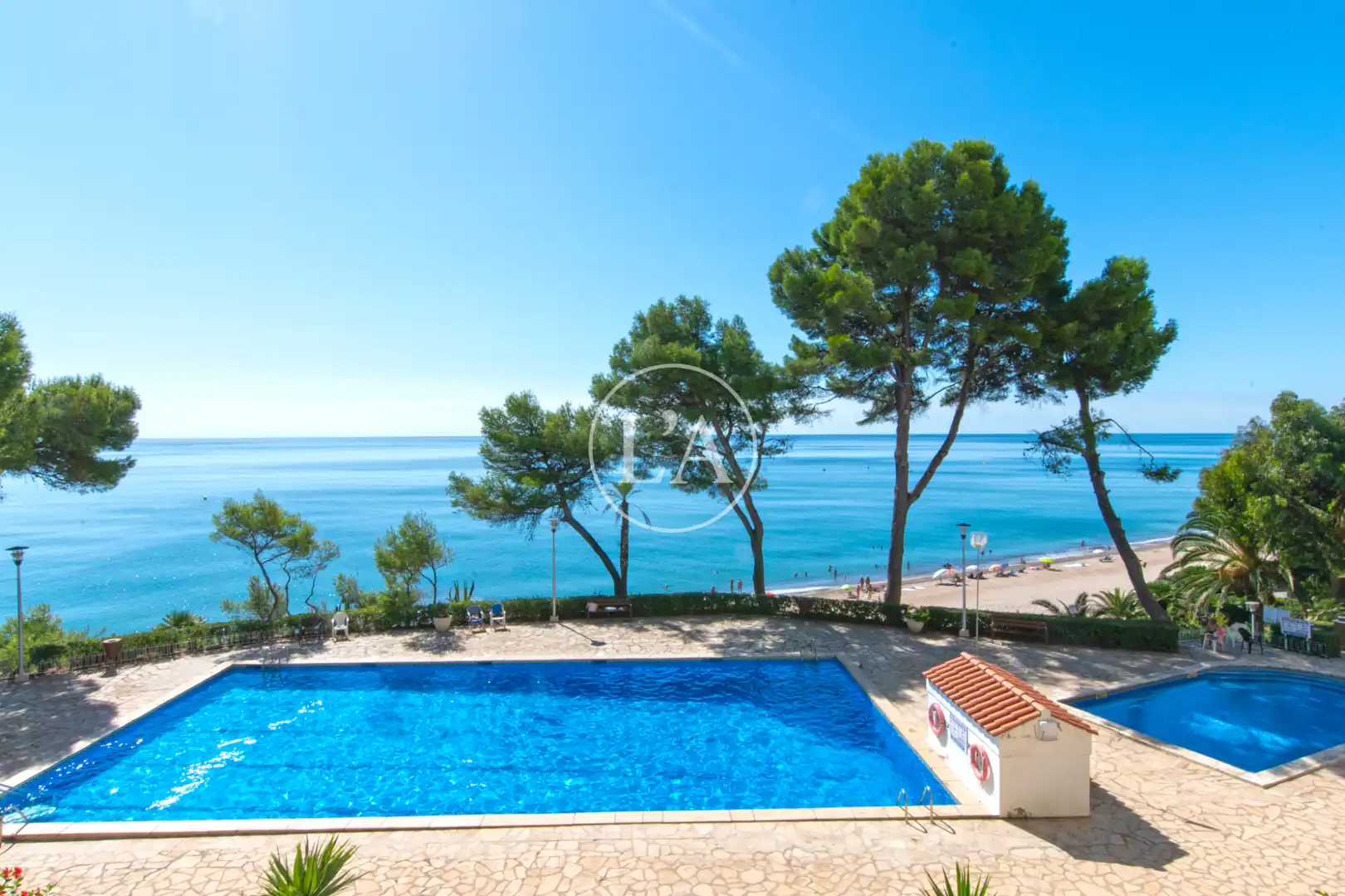 Apartment with pool for sale in Passeig Marítim 23