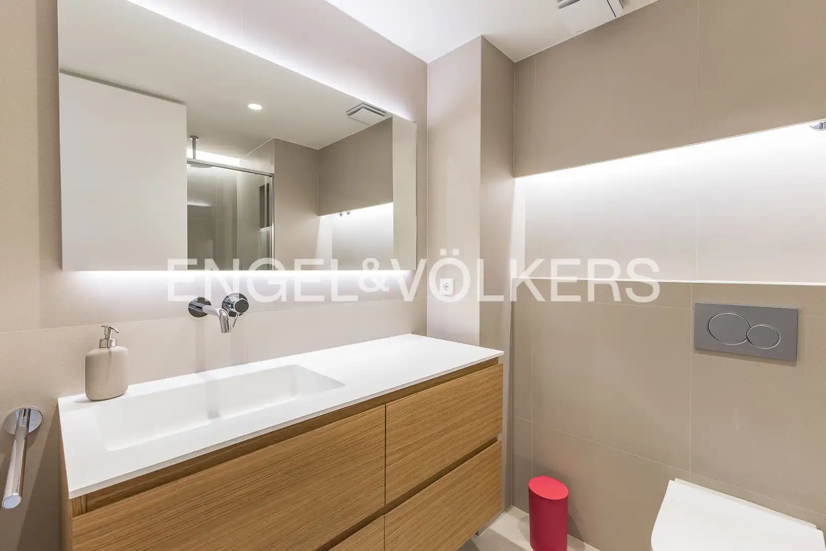 Baño de Piso en venta en Barcelona con Aire acondicionado, Calefacción y Jardín privado
