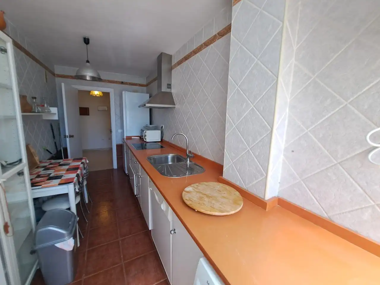 Cuina de Pis de lloguer en Torremolinos amb Aire condicionat, Terrassa i Moblat