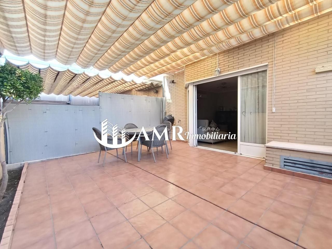 Casa adosada en venda a Hispanoamérica - Comunidades