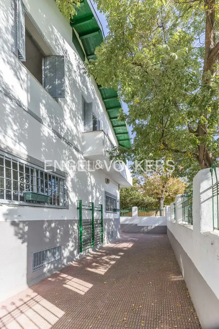 Vista exterior de Casa o xalet en venda en Madrid amb Calefacció, Jardí privat i Balcó