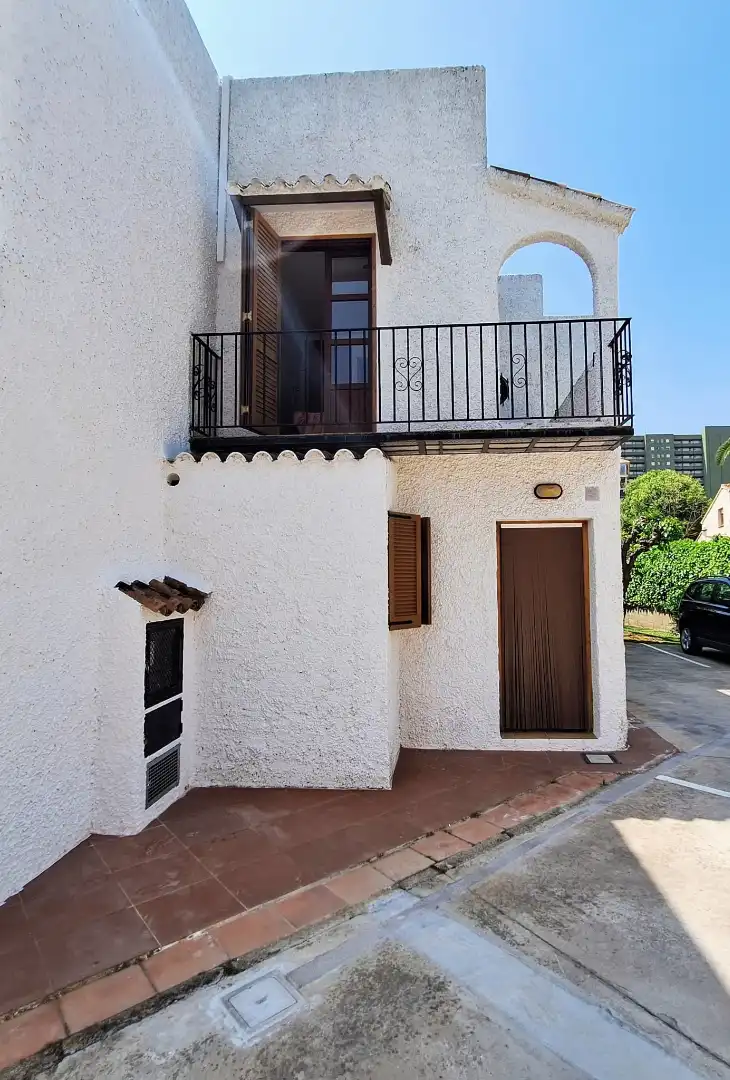 Vista exterior de Casa adosada en venta en Benicasim / Benicàssim con Terraza, Amueblado y Balcón