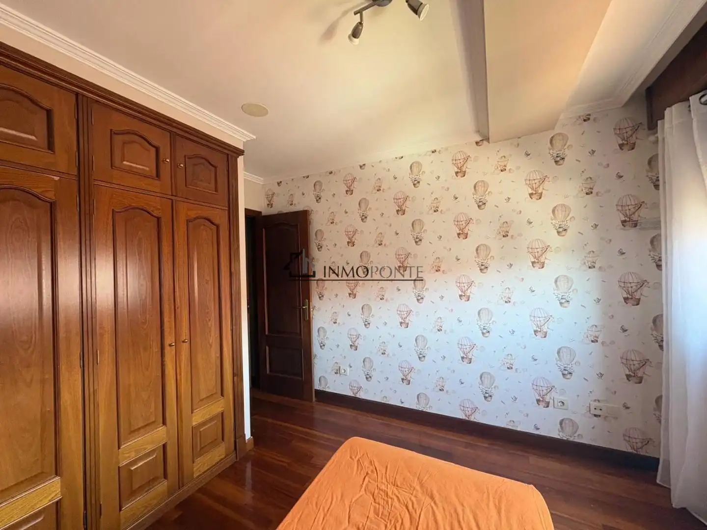 Dormitori de Apartament en venda en Pontevedra Capital  amb Calefacció i Traster